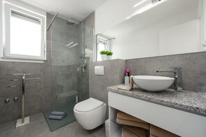 Shower, towels - Villa Adriatique Zadarvillas (Jasenice)