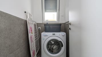 Buồng tắm vòi sen, khăn tắm