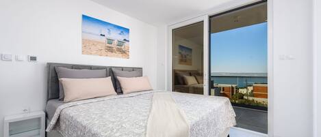 Tabla de planchar con plancha, wifi gratis y ropa de cama