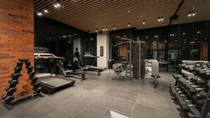 Uma academia moderna com esteiras, aparelhos de musculação e pesos livres.