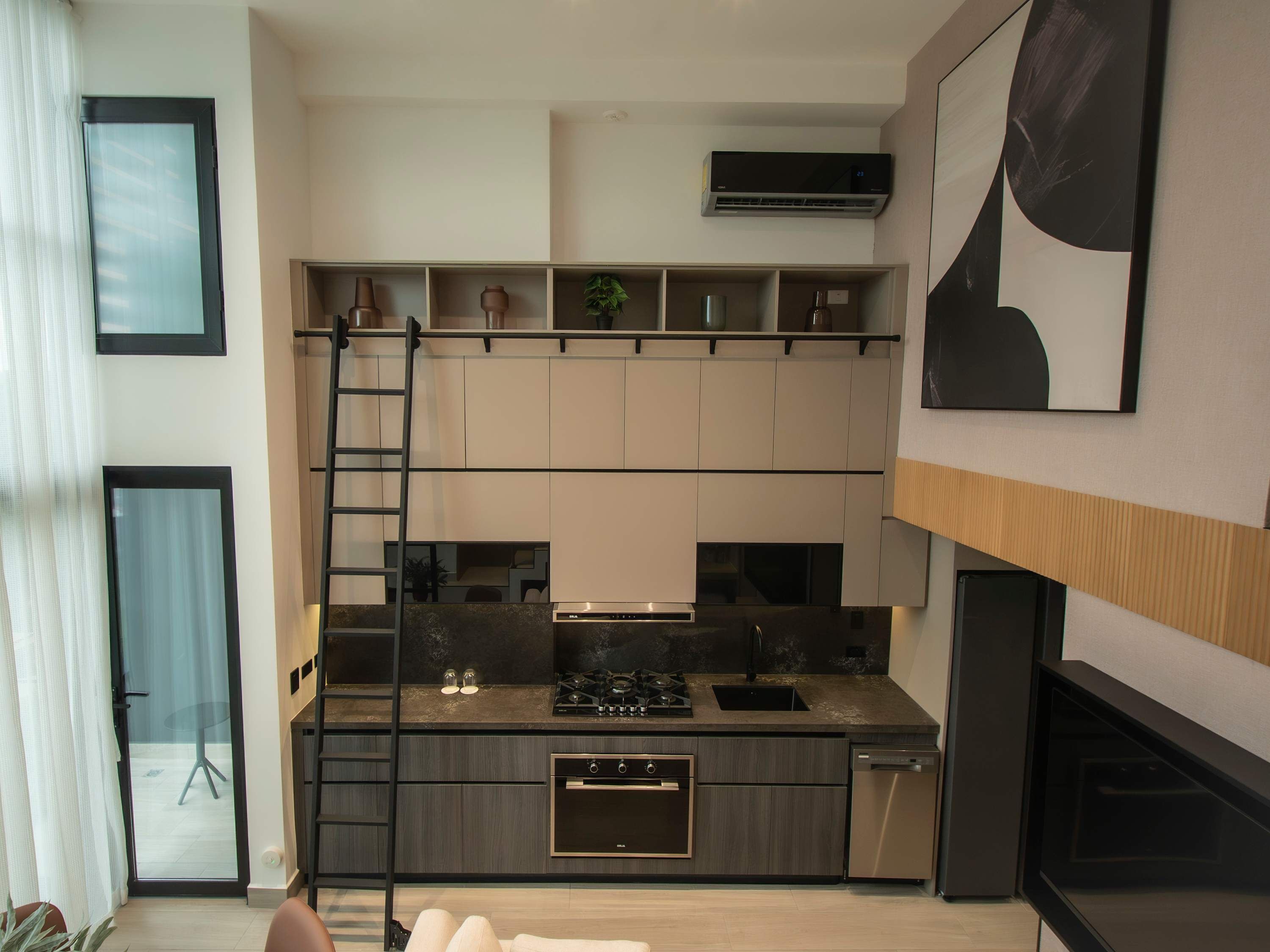 Een moderne keuken met een ingebouwde oven, een vaatwasser en een gasfornuis.