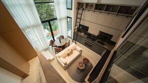 Um apartamento moderno com sala de estar, cozinha e varanda com vista.