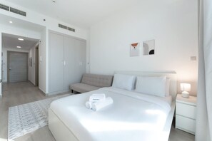 House - Free Housekeeping Visits During Your Stay - Stayshort - Majestic Studio in Bloom Tower C Perfect for 3 (Dubai)