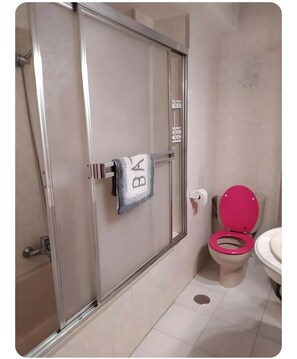 Shower, hair dryer, towels - Vacation Home 'Vintage Apartment in Madrid' with Balcony and Wi-Fi (Móstoles)