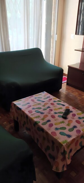 TV - Vacation Home 'Vintage Apartment in Madrid' with Balcony and Wi-Fi (Móstoles)