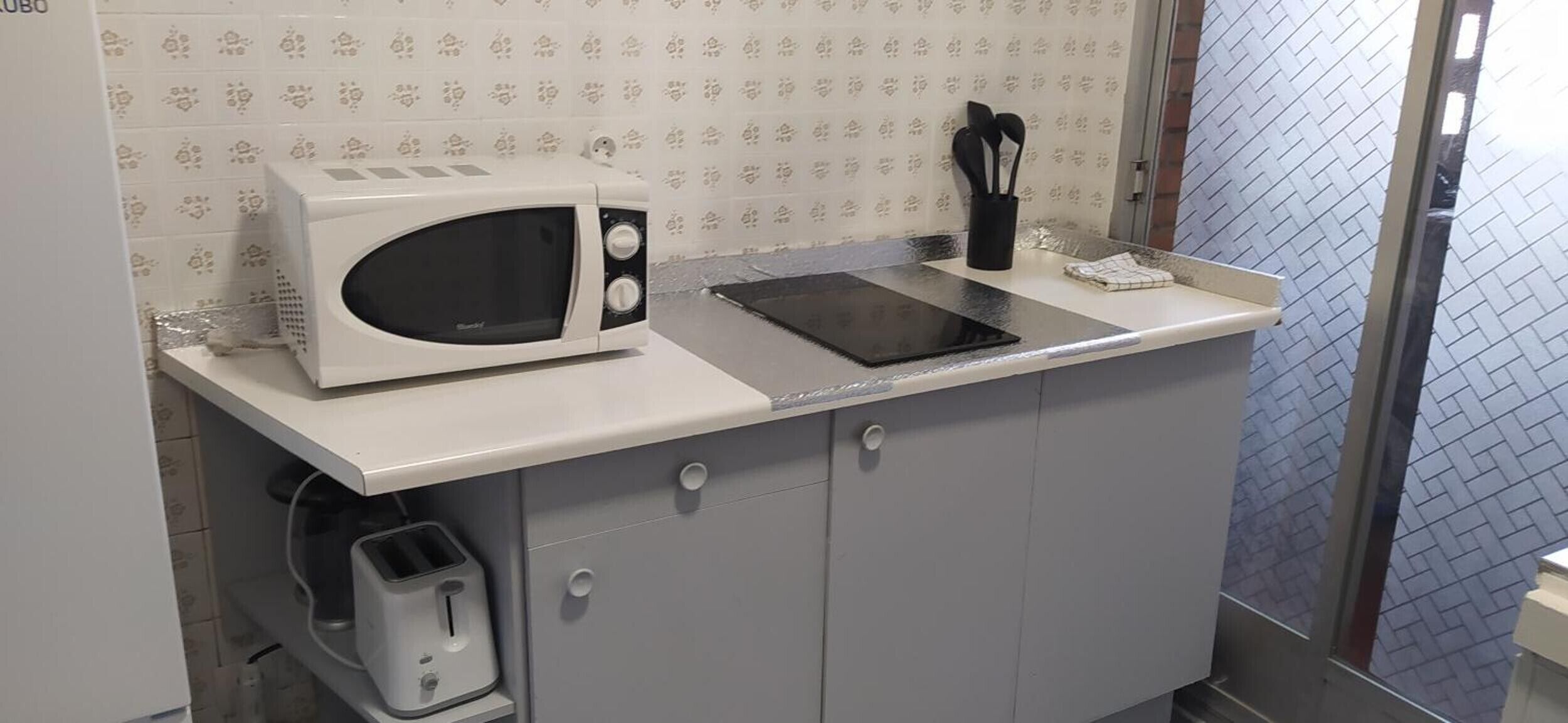 Réfrigérateur, four à micro-ondes, surface de cuisson, cafetière-théière