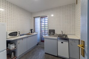 Kühlschrank, Mikrowelle, Herdplatte, Wasserkocher mit Kaffee-/Teezubehör