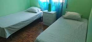 Iron/ironing board, WiFi, bed sheets - Vacation Home 'Vintage Apartment in Madrid' with Balcony and Wi-Fi (Móstoles)