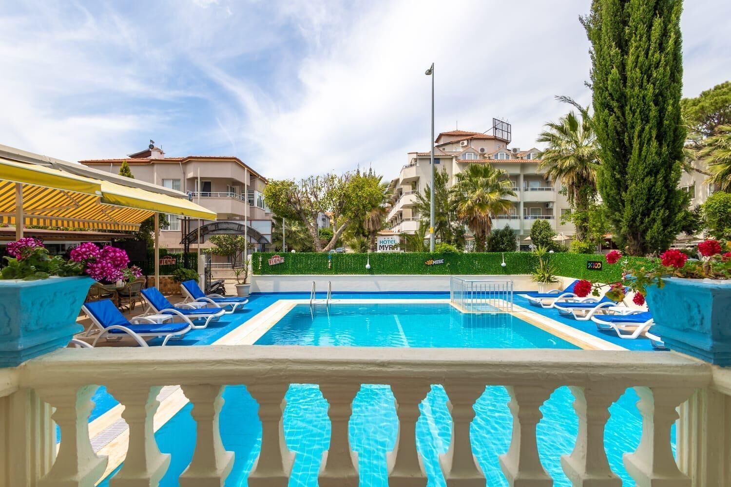 Familienapartment, Gartenblick | Pool | Außenpool (je nach Saison geöffnet)
