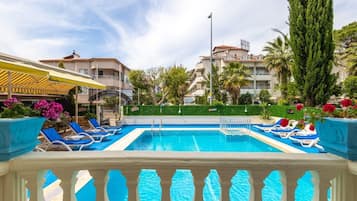 Familienapartment, Gartenblick | Pool | Außenpool (je nach Saison geöffnet)