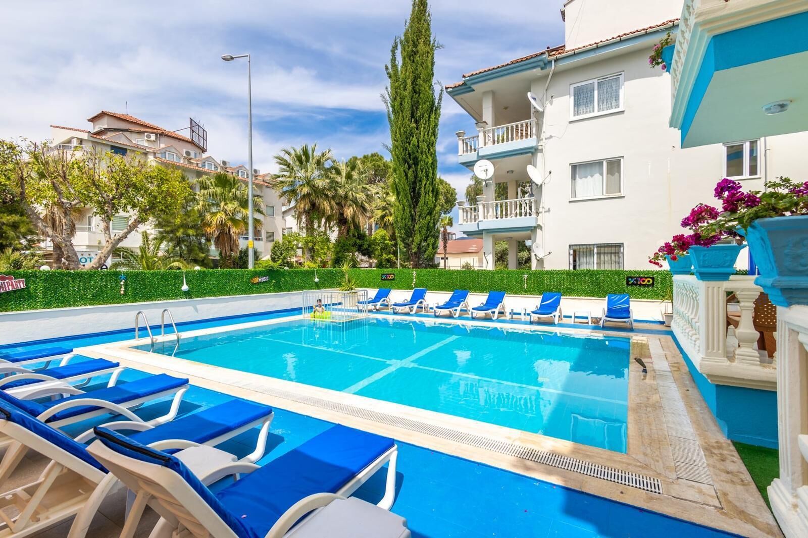 Piscine extérieure en saison