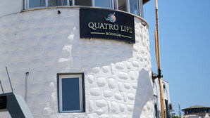 Un edificio con un cartel que dice 'QUATRO LIFE BODRUM'.