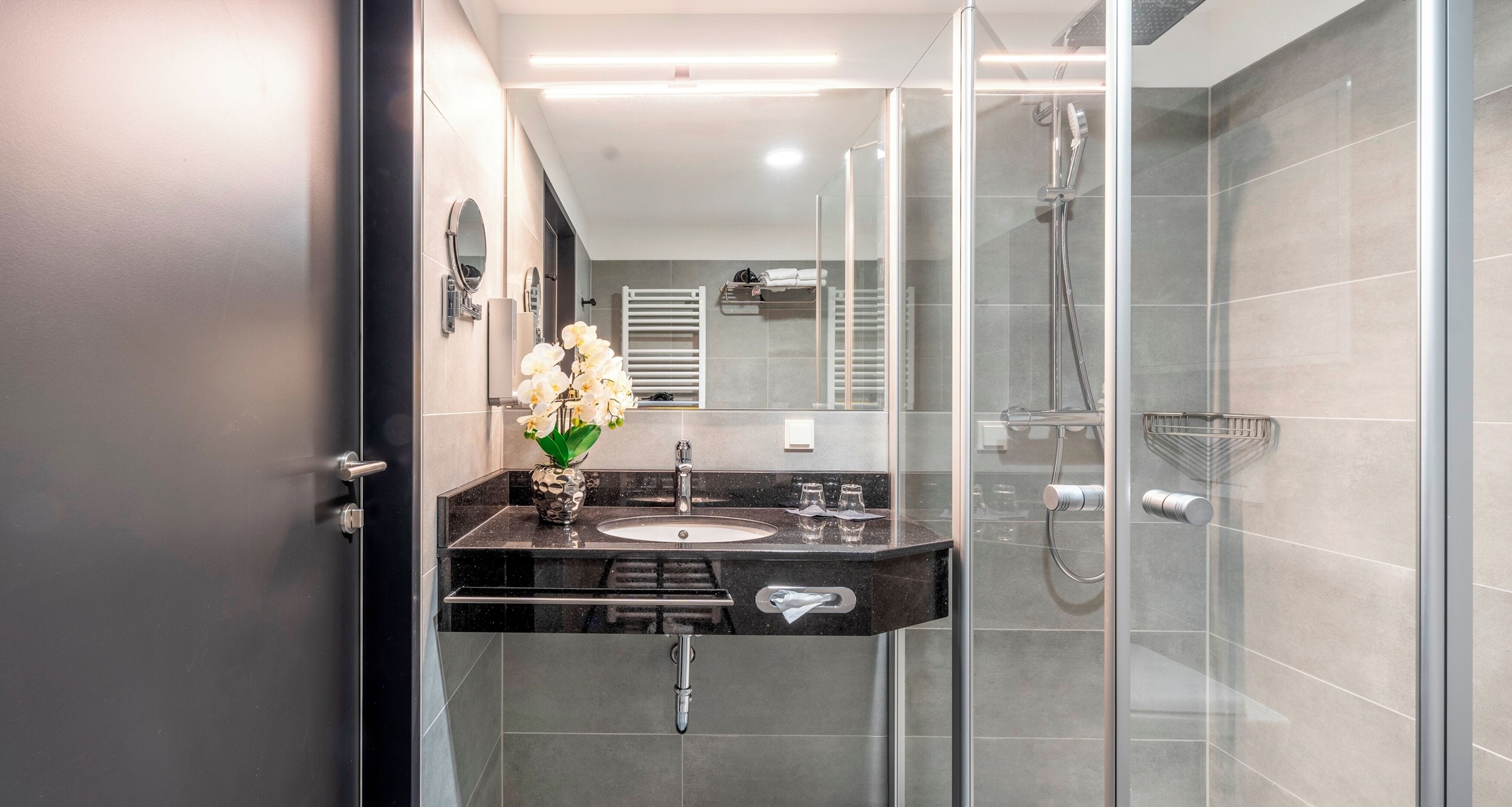 Premium-Apartment, Stadtblick | Badezimmer | Dusche, Haartrockner, Bademäntel, Handtücher