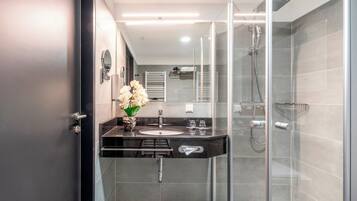 Premium-Apartment, Stadtblick | Badezimmer | Dusche, Haartrockner, Bademäntel, Handtücher