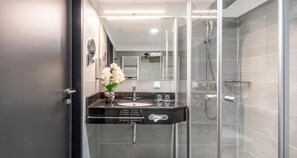 Premium Apartment, City View | Bathroom | Hair dryer, towels, soap, shampoo - PLAZA Residence Wiener Neustadt (Wiener Neustadt)