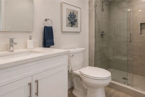 Hair dryer, bidet, towels, soap - Spacious 2BR Suite near the Fashion District. Bring the Crew! (Toronto)