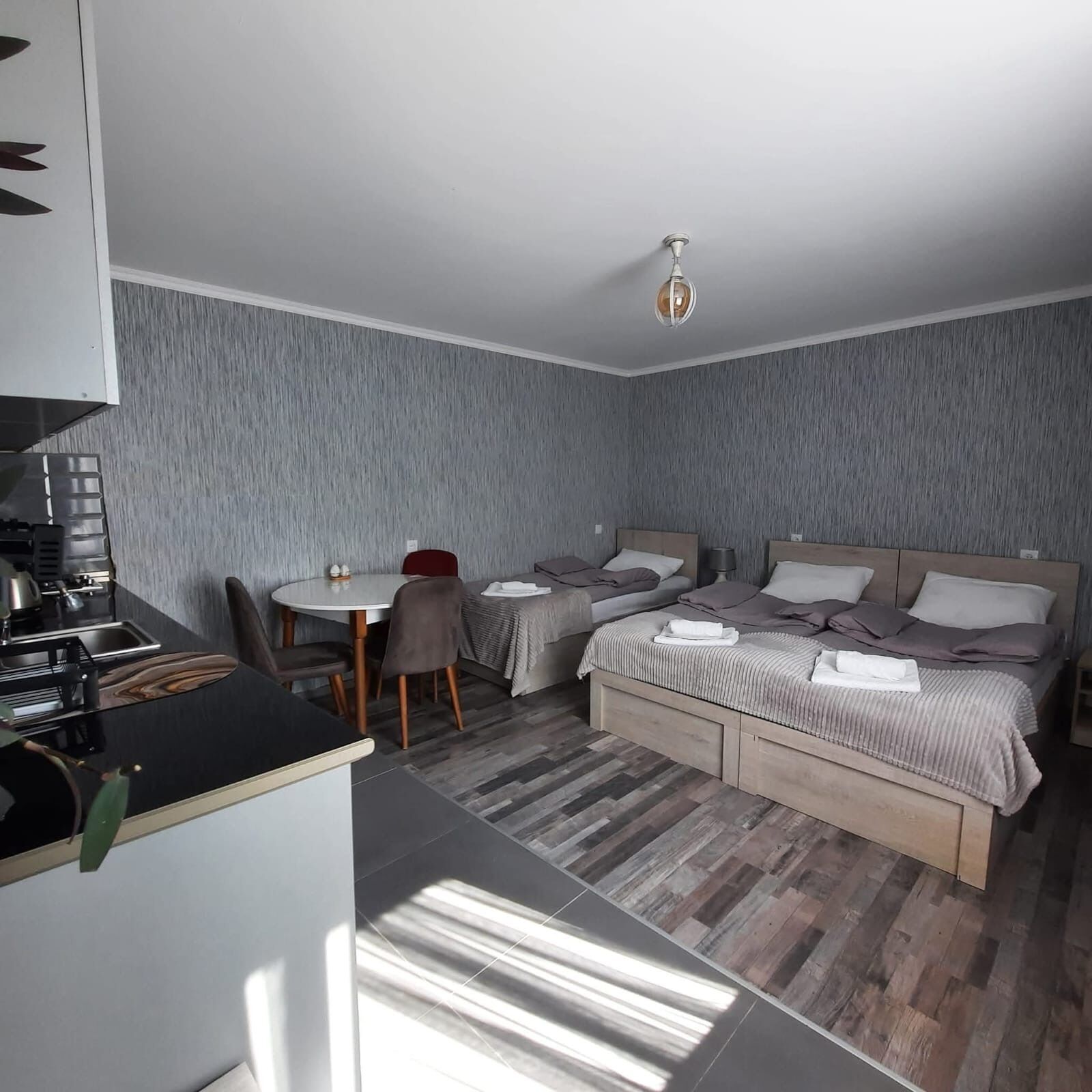 5 bedrooms, iron/ironing board, WiFi, bed sheets