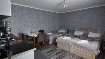 5 bedrooms, iron/ironing board, WiFi, bed sheets