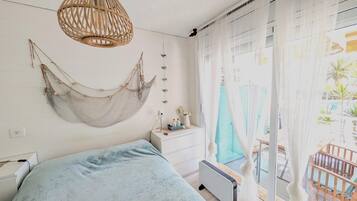 Iron/ironing board, WiFi, bed sheets
