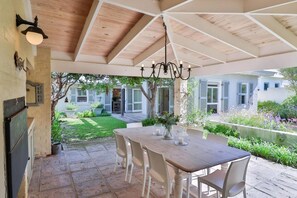 Outdoor dining - Sea of Dreams | Langbaai Beach | Spectacular Sea View (Hermanus)