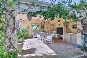 Outdoor dining - Sea of Dreams | Langbaai Beach | Spectacular Sea View (Hermanus)