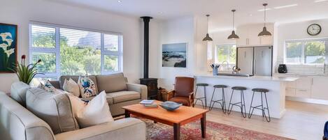 Smart TV, fireplace