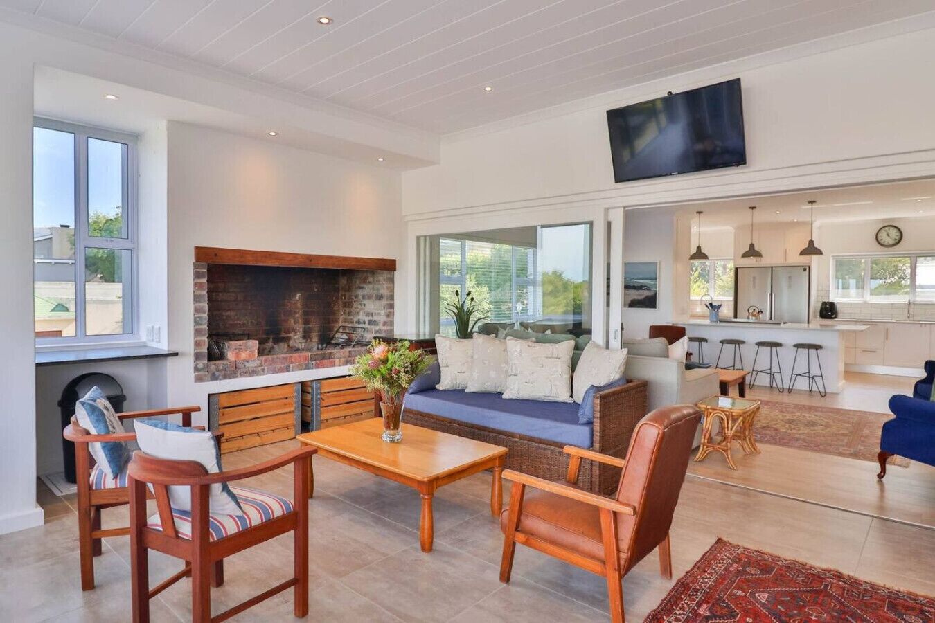 Smart TV, fireplace