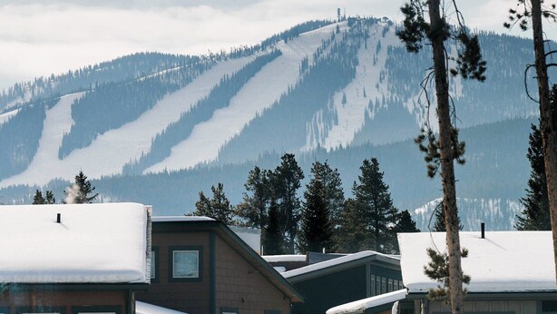 A residential area with houses, a mountain, and a forest. - Luxury WP Mtn Cabin, Free Shuttle, Views & Garage (Fraser)