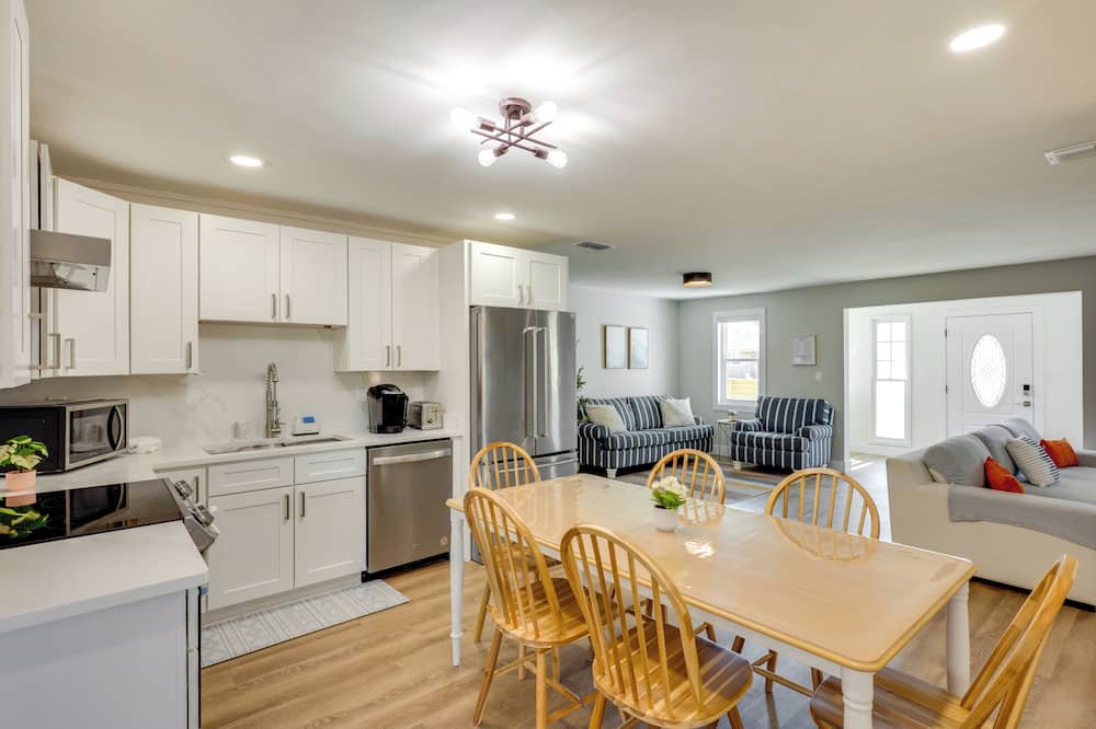 Mins to Beach & Mayo Clinic, Pet-friendly 4BR Home - Palm Valley, FL