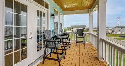 Coastal Views & Hot Tub! Sneads Ferry Getaway