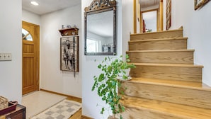 Un escalier avec des marches en bois, un miroir et une plante en pot.