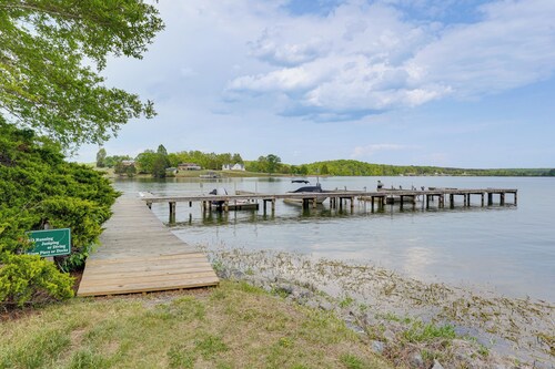 Hot Tub, Boat Slip & Arcade Games! Lake Anna Home