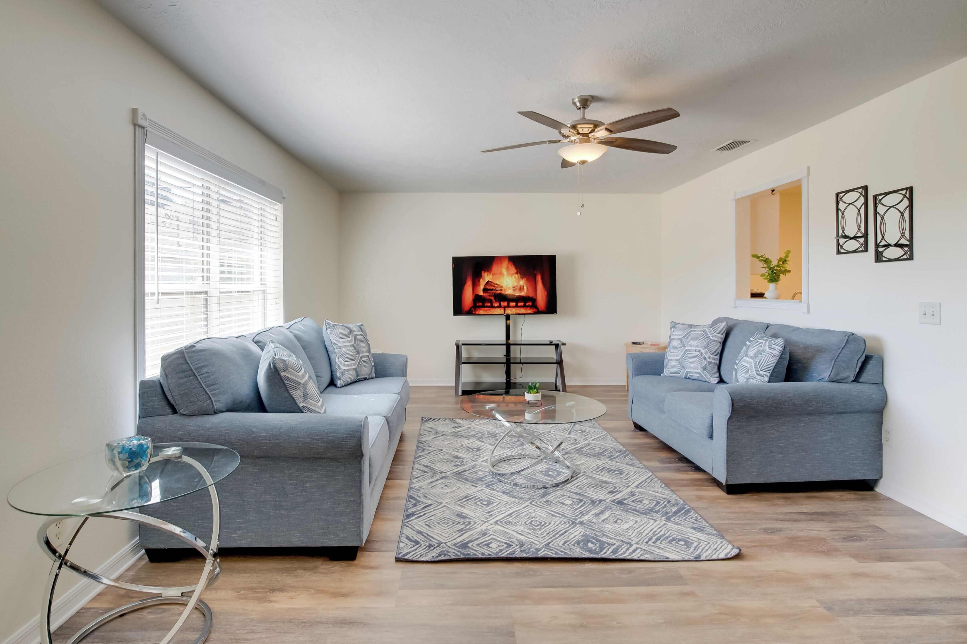 Steps to Crystal River! Dual-unit w/ Patios & Yard - Crystal River