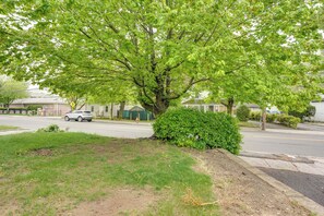 Interior - Walkable Neighborhood! Long Island Basecamp (Great Neck)