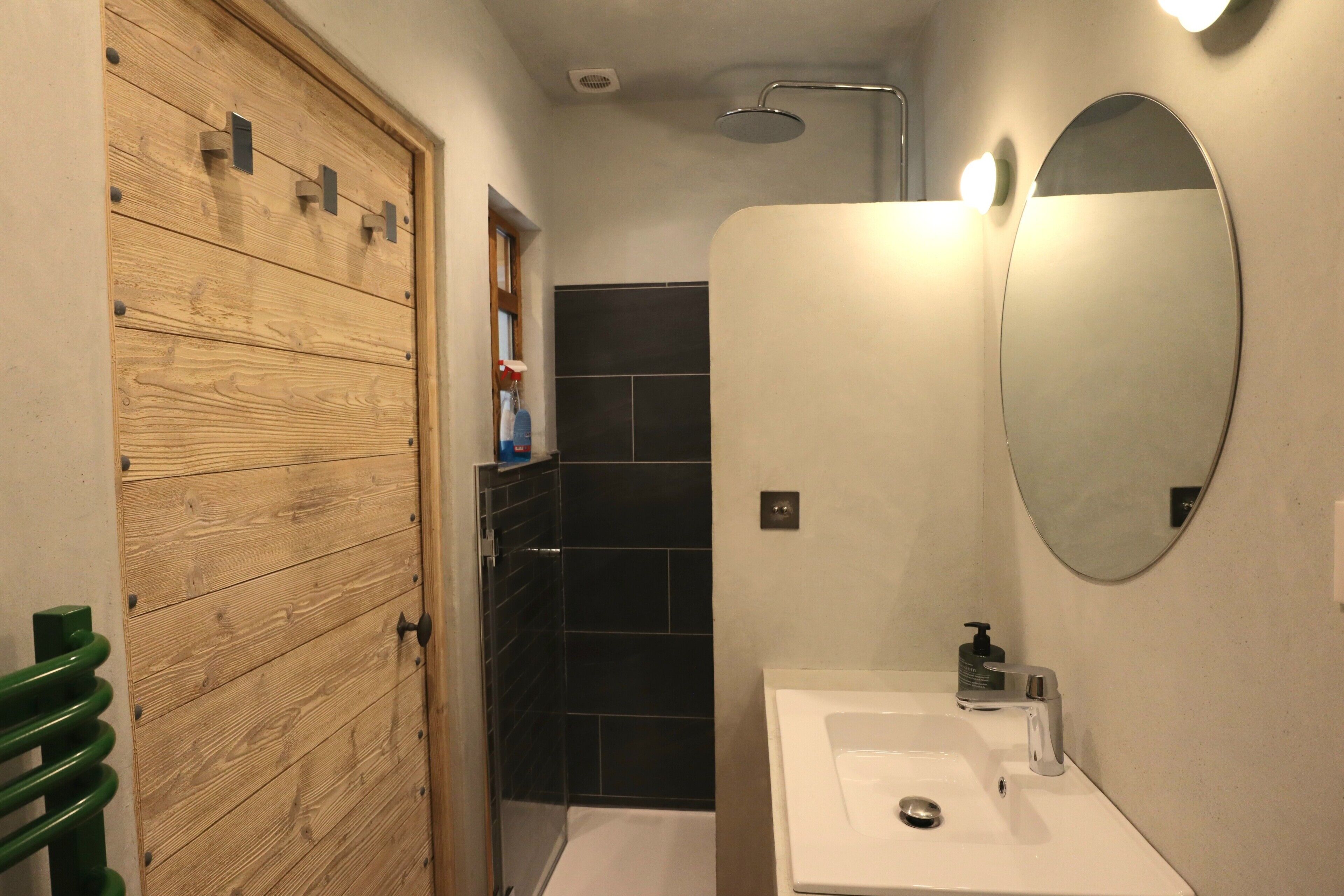 Een douche, handdoeken
