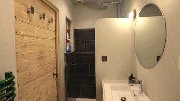 Een douche, handdoeken