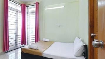 Classic-Apartment, Balkon, Stadtblick | Schreibtisch, laptopgeeigneter Arbeitsplatz, kostenloses WLAN