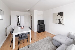 Living area - Apartment Sleeps 4 With Parking (London)
