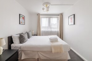 2 bedrooms, free WiFi, bed sheets - Apartment Sleeps 4 With Parking (London)
