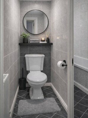 Separate bathtub and shower, deep-soaking bathtub, towels - Apartment Sleeps 4 With Parking (London)