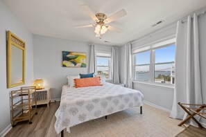 Free WiFi, bed sheets - Bay Watch w/Elevator (Pet Friendly Home) (Morehead City)