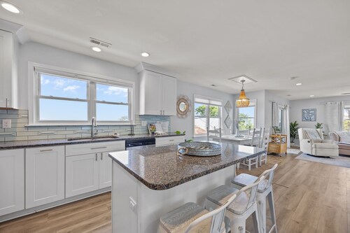 Bay Watch w/Elevator (Pet Friendly Home)