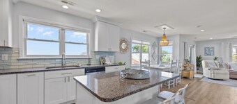 Bay Watch w/Elevator (Pet Friendly Home)
