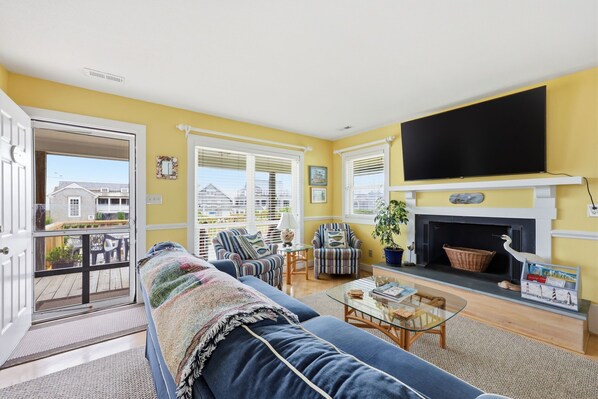 Smart TV, fireplace - Leland's Beach House with Ocean View (Atlantic Beach)