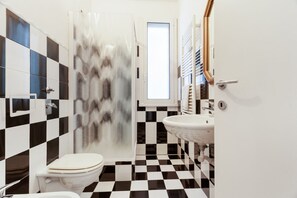 Dusche, Haartrockner, Bidet, Handtücher