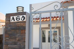 Exterior detail - Holiday Home 'Sol' with Private Terrace, Wi-Fi and Air Conditioning (Carvoeiro)