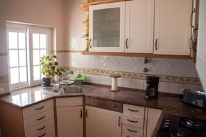 Fridge, microwave, oven, stovetop - Holiday Home 'Sol' with Private Terrace, Wi-Fi and Air Conditioning (Carvoeiro)