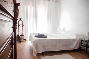 Iron/ironing board, WiFi, bed sheets - Holiday Home 'Sol' with Private Terrace, Wi-Fi and Air Conditioning (Carvoeiro)