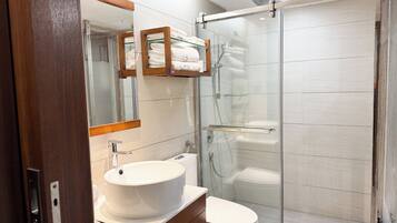 Comfort-Zweibettzimmer | Badezimmer | Dusche, kostenlose Toilettenartikel, Haartrockner, Hausschuhe