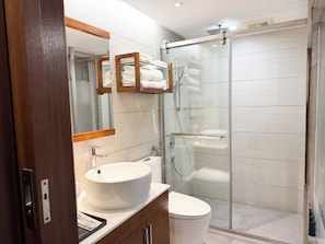 Comfort Twin Room | Bathroom | Shower, free toiletries, hair dryer, slippers - Rosie Lodge (Zhangjiajie)